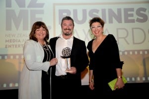 Direct Earth owner Cam Darwen, flanked by fiancée Lynne Barrow (left), accepts his trophy from EIT marketing director Brenda Chapman.